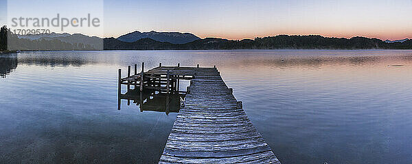 Pier am Nahuel Huapi See während eines nebligen Sonnenaufgangs  Villa la Angostura  Neuquen  Patagonien  Argentinien