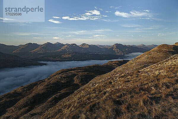 Berglandschaft der schottischen Highlands  aufgenommen beim Wandern auf dem Ben Lomond im Trossachs National Park  Schottland