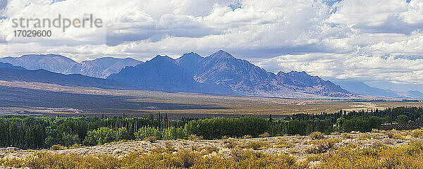 Schöne Andenlandschaft in der ländlichen Umgebung von Uspallata  Provinz Mendoza  Argentinien