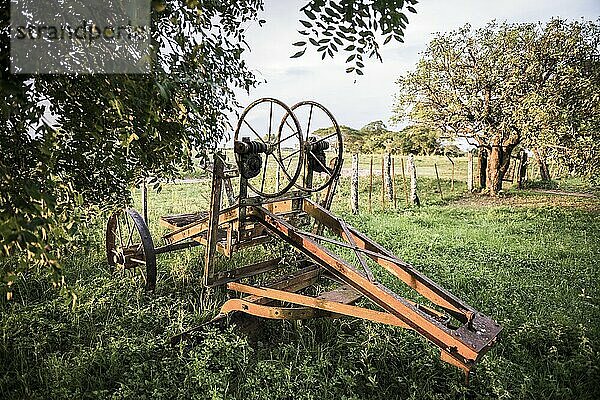Rostige alte Landmaschinen auf der Estancia San Juan de Poriahu  einer traditionellen argentinischen Rinderfarm in den Ibera-Feuchtgebieten  Provinz Corrientes  Argentinien
