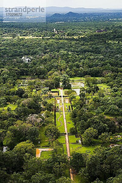 Königliche Gärten in der Felsenfestung Sigiriya  auch bekannt als Löwenfelsen  UNESCO-Weltkulturerbe  Sri Lanka  Asien