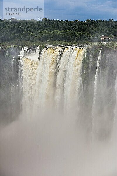 Der Teufelsschlund  Iguazu-Wasserfälle (auch bekannt als Iguassu-Wasserfälle oder Cataratas del Iguazu)  Provinz Misiones  Argentinien