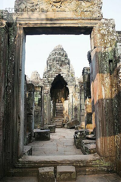 Ruinen des Bayon-Tempels  Angkor  Kambodscha. Bayon gehört zu Angkot Thom  einer 3 km² großen  ummauerten königlichen Stadt und Tempelanlage  die im 12. und 13. Jahrhundert unter der Herrschaft von Jayavarman VII. erbaut wurde. Jahrhundert unter der Herrschaft von Jayavarman VII. erbaut wurde. Sie verfügt über 5 Eingänge - ein Nord-  Süd-  Ost- und Westtor und das Siegestor - sowie über eine Reihe berühmter Tempel  darunter der Bayon-Tempel und die Phimeanakas sowie die 350 m lange Elefantenterrasse.