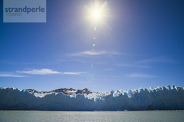 Die Sonne lässt die Eiskappe des Gletschers aufgrund der globalen Erwärmung und des Klimawandels schmelzen  was Auswirkungen auf die Umwelt am Perito-Moreno-Gletscher  Nationalpark Los Glaciares  El Calafate  Patagonien  Argentinien  hat