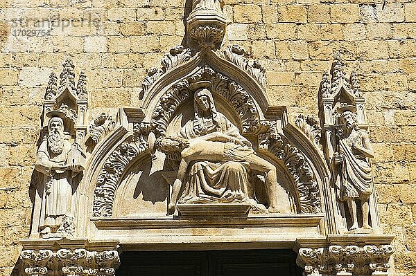Detail einer Steinmetzarbeit im Franziskanerkloster  Stradun  Altstadt von Dubrovnik  Kroatien. Dies ist ein Foto der Steinschnitzerei Details auf dem Franziskanerkloster in Dubrovnik Altstadt. Das Franziskanerkloster ist ein christliches Kloster aus dem 14. Jahrhundert mit schönen Steinmetzarbeiten über dem Eingang.
