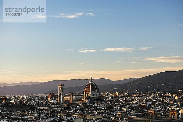 Blick auf die Kathedrale von Florenz bei Sonnenuntergang  gesehen vom Hügel Piazzale Michelangelo  Toskana  Italien