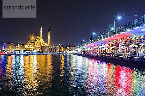 Neue Moschee (auch bekannt als Yeni Cami oder Neue Valide Sultan Moschee) und Galata-Brücke bei Nacht  Istanbul  Türkei