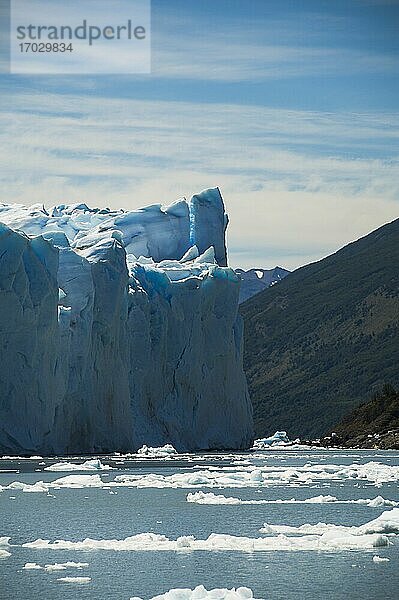 Schmelzender Gletscher aufgrund der globalen Erwärmung und des Klimawandels mit Auswirkungen auf die Umwelt am Perito-Moreno-Gletscher  Los Glaciares-Nationalpark  El Calafate  Patagonien  Argentinien