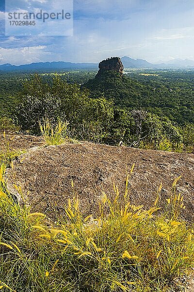 Felsenfestung Sigiriya  vom Pidurangala-Felsen aus gesehen  UNESCO-Weltkulturerbe  Sri Lanka  Asien