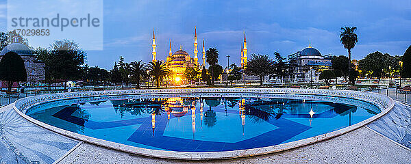 Spiegelung der Blauen Moschee (Sultan-Ahmed-Moschee) bei Nacht vom Sultanahmet-Park aus gesehen  Istanbul  Türkei