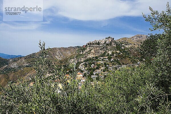 Castelmola  ein Dorf auf einem Hügel oberhalb von Taormina  Sizilien  Italien  Europa. Dies ist ein Foto von Castelmola  einem Dorf auf einem Hügel oberhalb von Taormina  Sizilien  Italien  Europa.