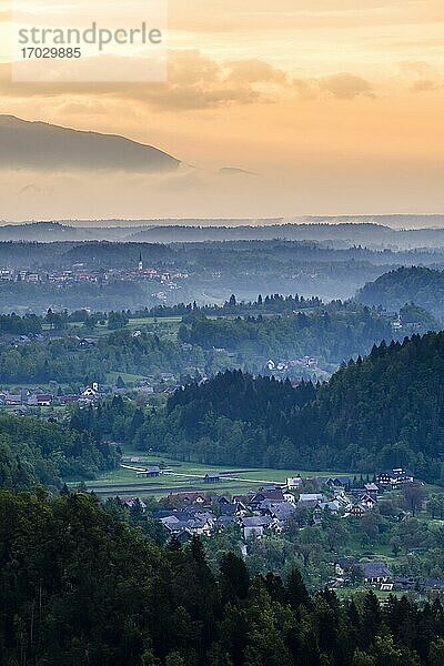 Typische slowenische Landschaft. Nebliger Sonnenaufgang vom Hügel Osojnica am Bleder See in Richtung Radovljica  Region Gorenjska  Slowenien  Europa