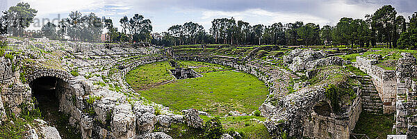 Syrakus  Panoramafoto des römischen Amphitheaters in Syrakus (Siracusa)  UNESCO-Weltkulturerbe  Sizilien  Italien  Europa. Dies ist ein Panoramafoto des römischen Amphitheaters in Syrakus (Siracusa)  UNESCO-Welterbe  Sizilien  Italien  Europa.