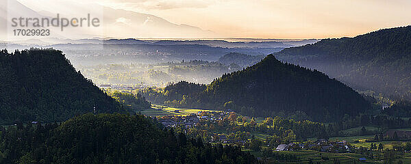 Neblige Landschaft bei Sonnenaufgang. Blick vom Hügel Osojnica am Bleder See in Richtung Radovljica  Region Gorenjska  Slowenien  Europa