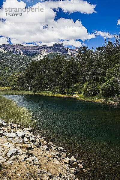 Falkner-See (Lago Falkner)  Teil des 7-Seen-Rundwegs  Bariloche (auch bekannt als San Carlos de Bariloche)  Provinz Rio Negro  Patagonien  Argentinien