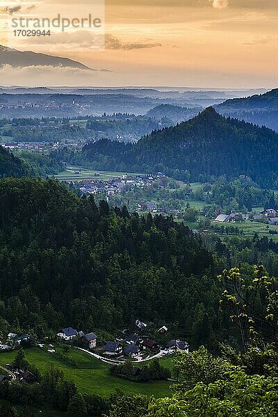 Typische slowenische Landschaft. Nebliger Sonnenaufgang vom Hügel Osojnica am Bleder See in Richtung Radovljica  Region Gorenjska  Slowenien  Europa