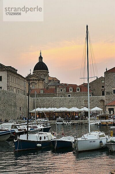 Hafen von Dubrovnik und Kathedrale der Himmelfahrt der Jungfrau Maria in der Altstadt von Dubrovnik bei Sonnenuntergang  Dalmatinische Küste  Kroatien. Dieses Foto zeigt den Hafenbereich der Altstadt von Dubrovnik  einer atemberaubenden alten Stadt an der dalmatinischen Küste Kroatiens.