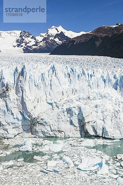 Detail der Eisformation des Perito-Moreno-Gletschers  der aufgrund der globalen Erwärmung und des Klimawandels schmilzt  Nationalpark Los Glaciares  nahe El Calafate  Patagonien  Argentinien