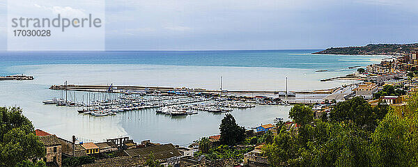 Panoramafoto des Fischerhafens in der Fischerstadt Sciacca  Provinz Agrigento  Sizilien  Italien  Europa. Dies ist ein Panoramafoto des Fischerhafens in der Fischerstadt Sciacca  Provinz Agrigento  Sizilien  Italien  Europa.