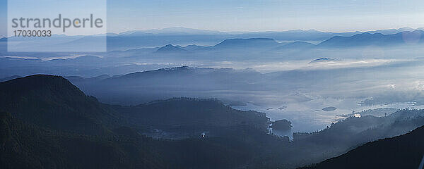 Adams Peak (Sri Pada) bei Sonnenaufgang  Blick vom Gipfel im zentralen Hochland von Sri Lanka  Asien