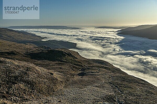 Wolken bedecken Loch Lomond  gesehen von Ben Lomond im Trossachs National Park  Schottische Highlands  Schottland