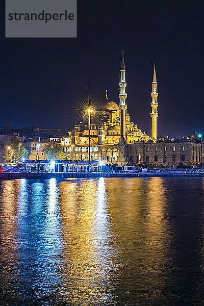 Spiegelung der Neuen Moschee (Neue Valide Sultan Moschee) im Goldenen Horn bei Nacht  Istanbul  Türkei