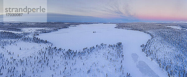 Schnee bedeckten See und Wald Winterlandschaft zeigt erstaunliche Lappland Landschaft in Skandinavien in Finnland Drohne
