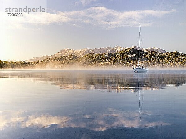Segelboot auf dem nebligen Nahuel Huapi-See bei Sonnenaufgang  Villa la Angostura  Neuquen  Patagonien  Argentinien