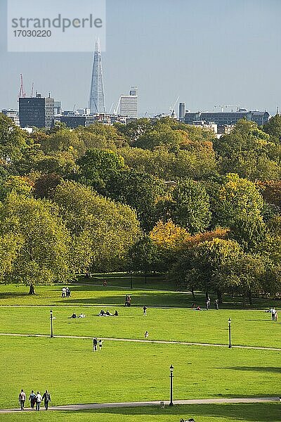 London City Skyline im Herbst von Primrose Hill in Chalk Farm  London Borough of Camden  England  Vereinigtes Königreich