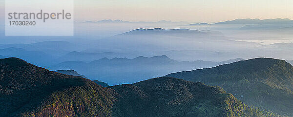 Blick auf den Adams Peak (Sri Pada) bei Sonnenaufgang  Berge im zentralen Hochland von Sri Lanka  Asien