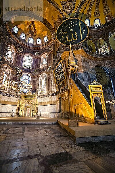Innenansicht der Hagia Sophia  Istanbul  Türkei