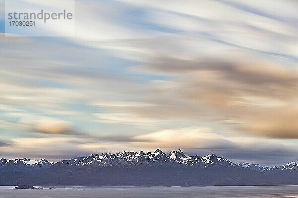 Andengebirge in Chile  gesehen von Ushuaia  der südlichsten Stadt der Welt  Feuerland  Patagonien  Argentinien