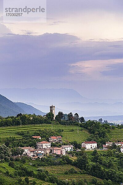 Weinberge und die auf einem Hügel gelegene Stadt Kojsko  Goriska Brda (Gorizia Hills)  in Brda  der Weinregion Sloweniens  Europa