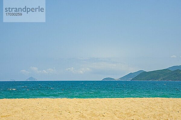 Schöner  exotischer  weißer Sandstrand Nha Trang Beach  Vietnam. Nha Trang Beach ist ein weißer Sandstrand im Süden Vietnams und eines der beliebtesten Reiseziele des Landes.