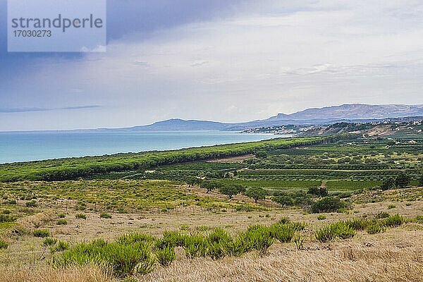 Mittelmeerküste Siziliens von den griechischen Ruinen von Heraclea Minoa aus gesehen  Provinz Agrigento  Sizilien  Italien  Europa. Dies ist ein Foto der Mittelmeerküste von Sizilien von den griechischen Ruinen von Heraclea Minoa  Provinz Agrigento  Sizilien  Italien  Europa aus gesehen.