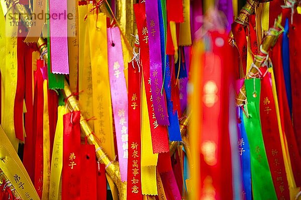 Farbenfrohe Gebete im Kek-Lok-Si-Tempel  Penang  Malaysia. Der Kek-Lok-Si-Tempel befindet sich im Air-Itam-Gebiet von Penang  eine einfache Busfahrt von der UNESCO-Welterbestätte George Town entfernt  wo sich die meisten Touristen aufhalten. Als größter Tempel Asiens ist der Kek Lok Si Tempel ein ziemliches Spektakel mit herausragenden Merkmalen wie der Pagode der 10.000 Buddhas und Tausenden von Gebeten  die an chinesischen Laternen befestigt sind  die den Weg nach oben säumen  wo man von einem Blick zurück auf George Town  Penang  begrüßt wird.