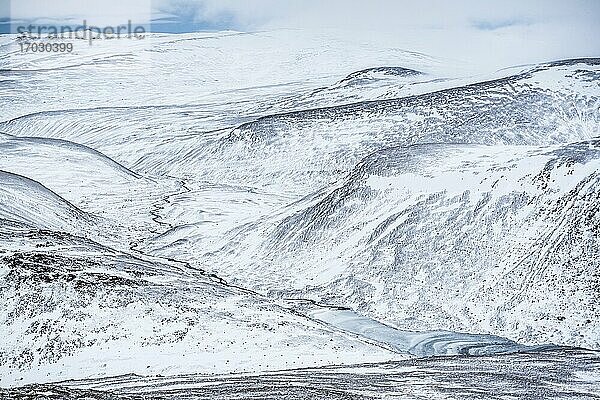 CairnGorm Mountain im Winter mit Schnee bedeckt  Cairngorms National Park  Schottland