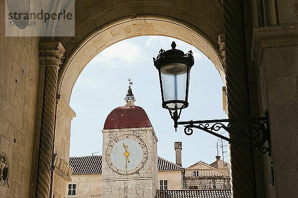 Trogir Loggia und Uhrenturm  Dalmatinische Küste  Kroatien  Europa. Dieses Foto zeigt die Loggia  den Uhrenturm in Torgir. Trogir ist eine wunderschöne alte Stadt an der dalmatinischen Küste Kroatiens und steht dank seiner beeindruckenden romanischen Kathedrale und Architektur auf der Liste des UNESCO-Weltkulturerbes.