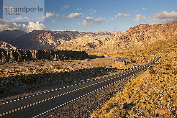 Route 7  die Hauptstraße durch das Andengebirge von Argentinien nach Chile  in der Nähe von Uspallata  Provinz Mendoza  Argentinien