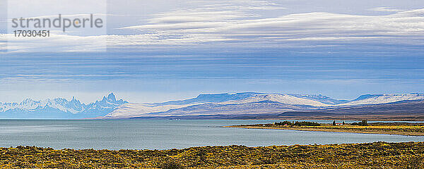 Estancia am Lago Viedma (Viedma-See) mit dem Berg Fitz Roy (alias Cerro Chalten) im Hintergrund  El Chalten  Patagonien  Argentinien