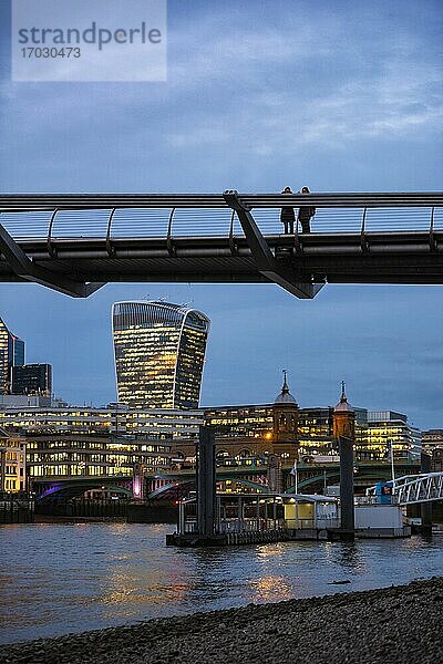 Millennium Bridge und das Walkie Talkie Gebäude bei Nacht  City of London  London  England