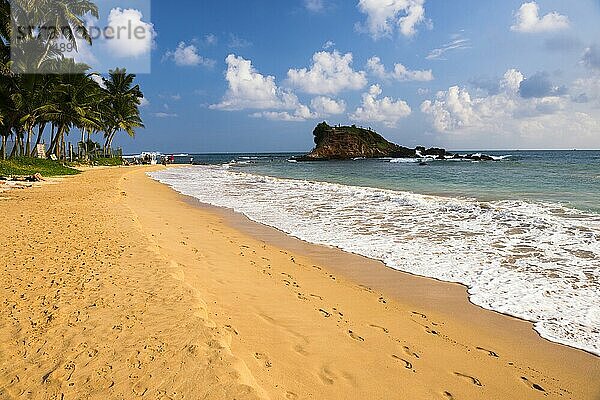 Die Insel am Strand von Mirissa an der Südküste Sri Lankas  Asien