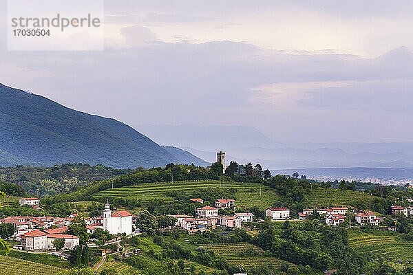 Weinberge und die auf einem Hügel gelegene Stadt Kojsko  Goriska Brda (Gorizia Hills)  in Brda  der Weinregion Sloweniens  Europa
