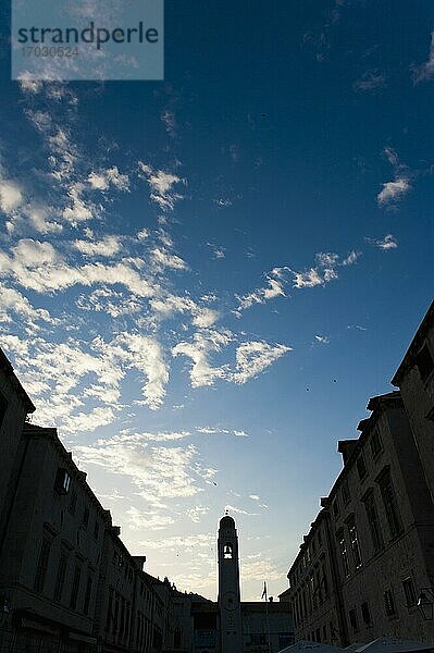 Dubrovnik City Bell Tower Silhouette  Dubrovnik  Dalmatien  Kroatien. Dies ist ein Foto von Dubrovnik City Bell Tower Silhouette  auf Stradun im Zentrum der Altstadt von Dubrovnik  die als UNESCO-Weltkulturerbe aufgeführt ist.