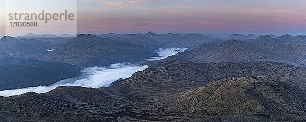 Berglandschaft der schottischen Highlands bei Sonnenuntergang  aufgenommen beim Wandern auf dem Ben Lomond im Trossachs National Park  Schottland