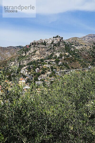 Castelmola  ein traditionelles sizilianisches Dorf auf einem Hügel oberhalb von Taormina  Sizilien  Italien  Europa. Dies ist ein Foto von Castelmola  einem traditionellen sizilianischen Dorf auf einem Hügel oberhalb von Taormina  Sizilien  Italien  Europa.