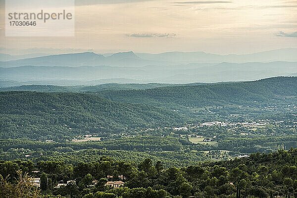 Tourtour bei Sonnenuntergang  Provence Alpes Côte d'Azur  Südfrankreich