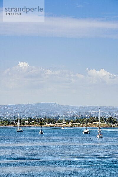 Syrakus (Siracusa)  Sizilien  Segelboote im Hafen von Ortigia (Ortygia) an der Mittelmeerküste  Italien  Europa. Dies ist ein Foto von Segelbooten im Hafen von Ortigia (Ortygia) an der Mittelmeerküste  Sizilien  Italien  Europa.