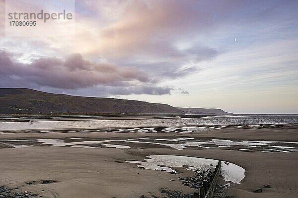 Wellenbrecher (Buhnen) bei Sonnenaufgang  Hafen von Barmouth  Gwynedd  Nordwales  Wales  Vereinigtes Königreich  Europa