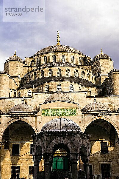 Kuppeln der Blauen Moschee (Sultan-Ahmed-Moschee oder Sultan-Ahmet-Camii)  Istanbul  Türkei